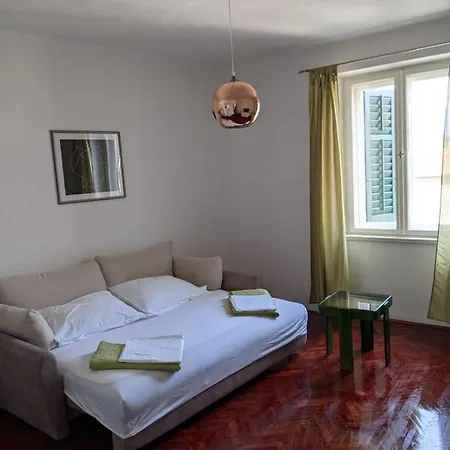 Centre Split Apartment Trina شقة