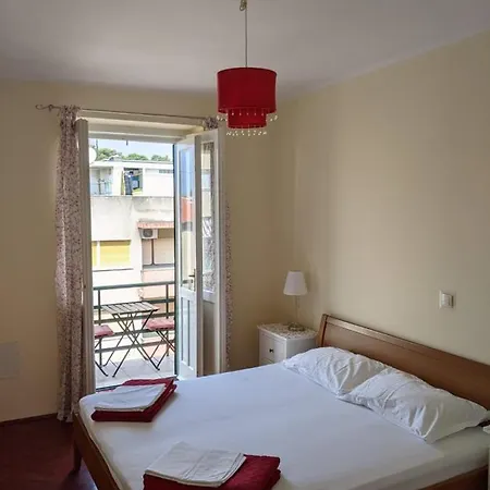 Centre Split Apartment Trina سبليت