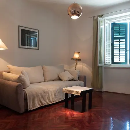 Centre Split Apartment Trina سبليت