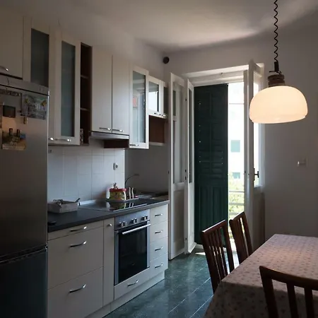 Centre Split Apartment Trina شقة