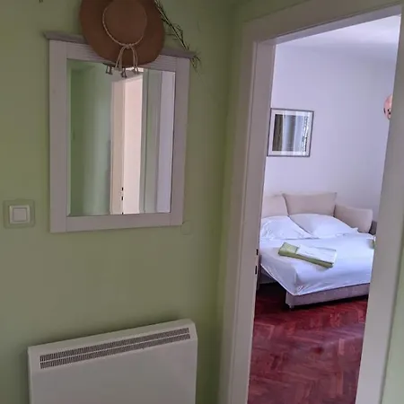 Centre Split Apartment Trina